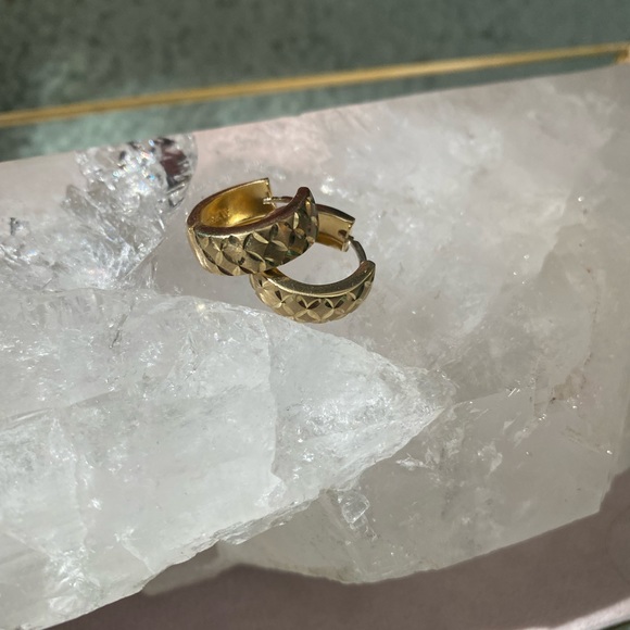 14k YG Huggies - Picture 1 of 6